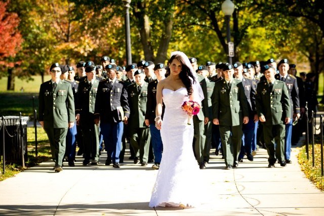 bröllop-fotografering-brud-militär-bakom-löpning