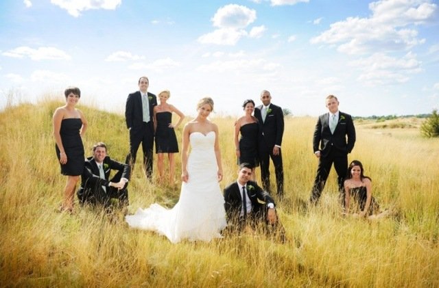 grupp-foto-bröllop-gräs-tami-mcinnis-fotografering