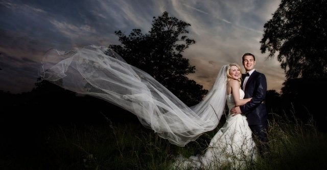 brud-par-fotografering-schlelier-vind-flottör