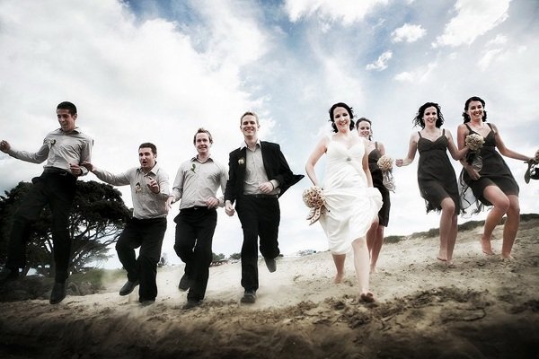 bröllopsfotografering-grupp-foto-rörelse-sandvandring