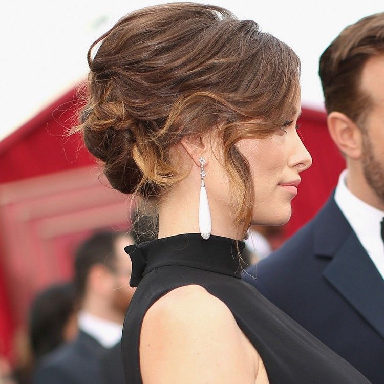 bal-frisyrer-updos-voluman-hårfäste-chignon-olivia-wilde