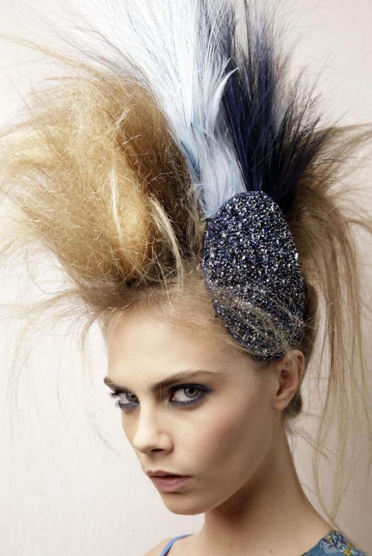 Prom frisyrer-extravaganta-hår tillbehör-glitter-punk-fjädrar-mörkblå