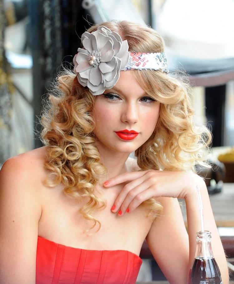 Prom frisyrer -hårband-lockigt-blond-paljetter-taylor-swif