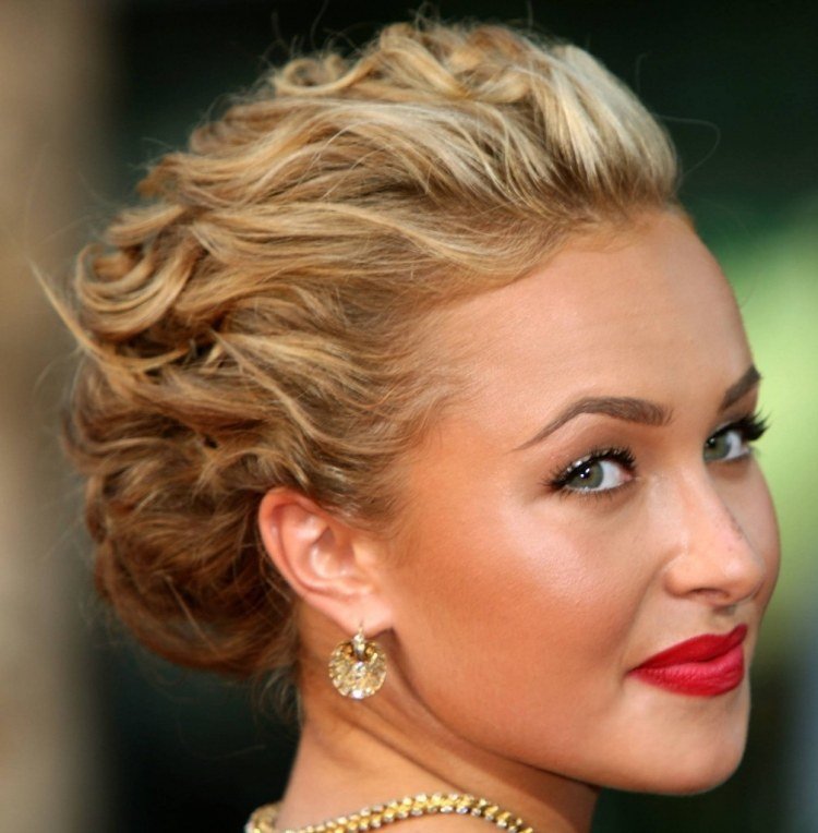Examensfrisyrer-updo-blond-medellång-längd-hår-lockiga-örhängen-röda-läppar-Hayden-Panettiere