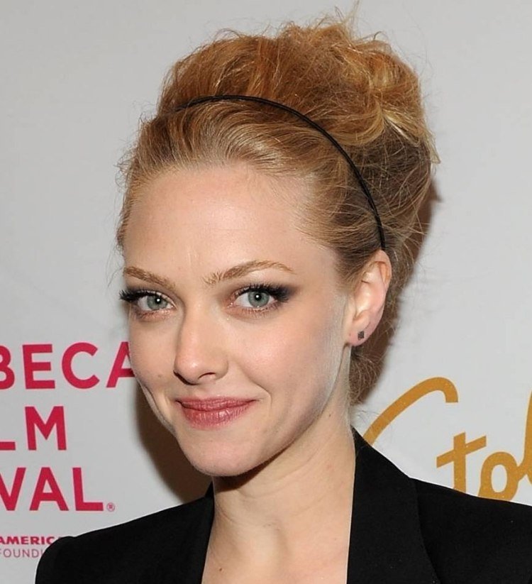 bal-frisyrer-hår-band-upp-frisyr-volym-kändis-amanda-seyfried