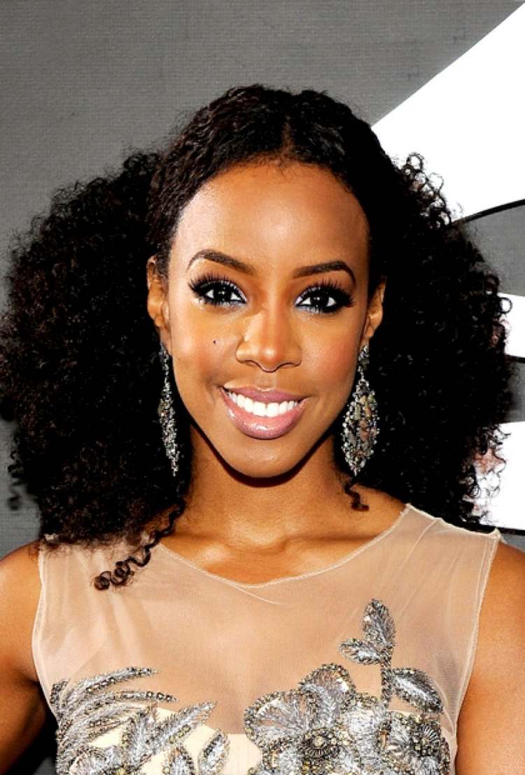bal-frisyr-lockigt-hår-örhängen-stor-volym-kelly-rowland