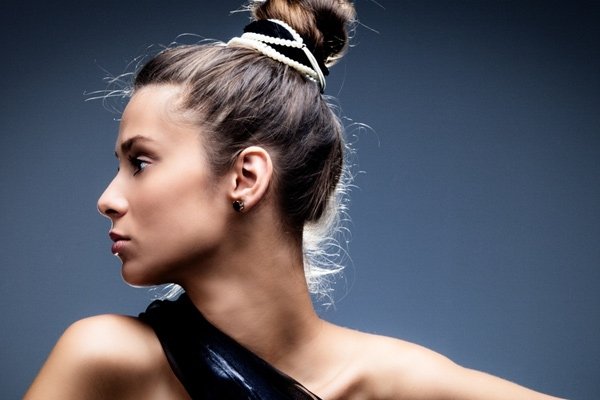 Bun updo bal idéer elegant klänning hårtillbehör pärlhalsband