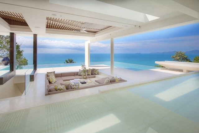 futuristiskt-hus-med-tak-pool-i-golvet-infälld-sittplatser-landskap
