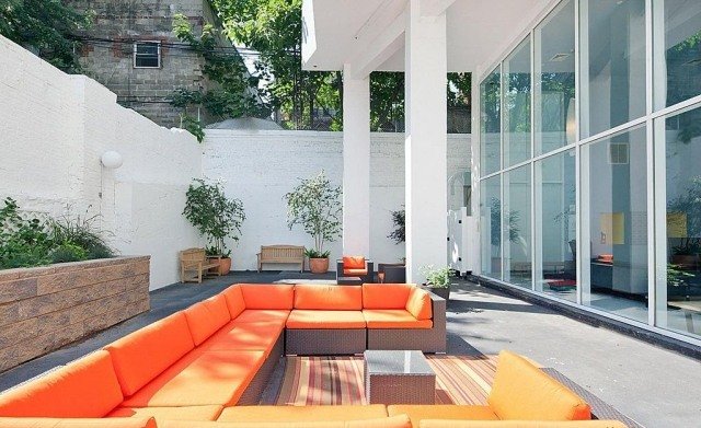 bred lounge-grupp-orange-klädsel-skapar-stämning-idéer-utanför område
