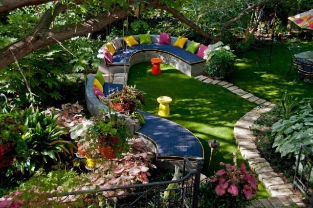 böjd-bänk-design-i-trädgården-färgglada-kudde-idéer-dekoration