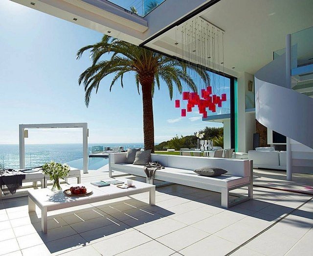 lyx-fastigheter-vid-havet-terrassen-vitt-porslin-stengods-kakel-enkel-design-soffa