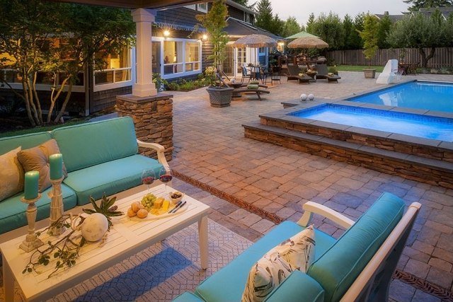 Kuddar-klädsel-turkos-modern-soffbord-doftande ljus-dekoration-pool terrass-halm paraply
