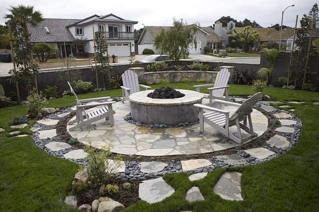 trädgård-gräsmatta-mittpunkt-rund-terrass-med-sten-lagt-design-naturligt