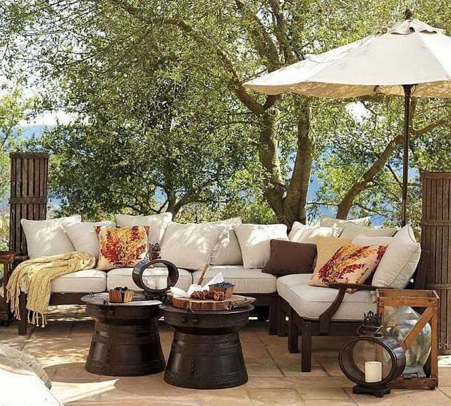 Terrass lounge-chill-out-vardagsrum-under-the-open-air-stoppade-soffa-kasta kuddar-färgglada