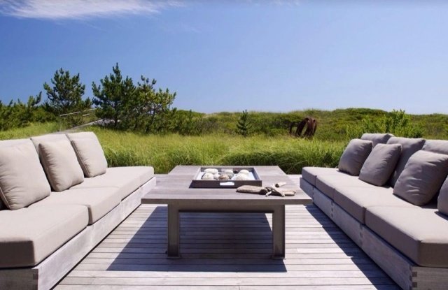 gråklädsel-vardagsrumsmöbler-terrass-trägolvbrädor-trädgårdslandskap