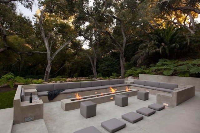 vardagsrum-utomhus-sittplatser-landskap-betong-möbler-gas-spis-utomhus