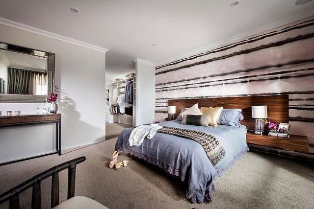sovrum-vägg-design-tapeter-säng-trä-sänggavel-hylla-integrerad