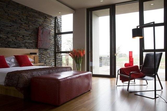 sovrum-vägg-design-natursten-röd-läderbänk