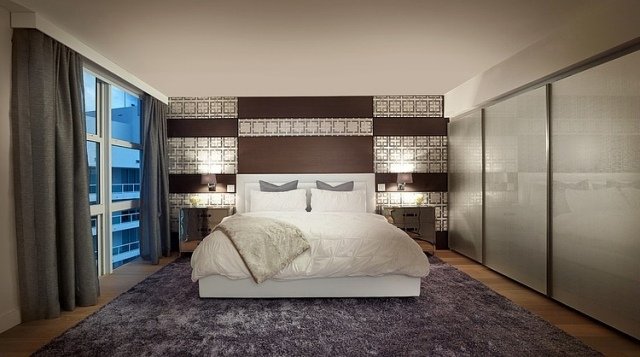 sovrum-vägg-design-mönster-tapeter-träpaneler