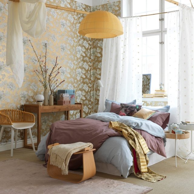 sovrum-möblering-säng-ram-gardiner-gyllene-blommig-tapet