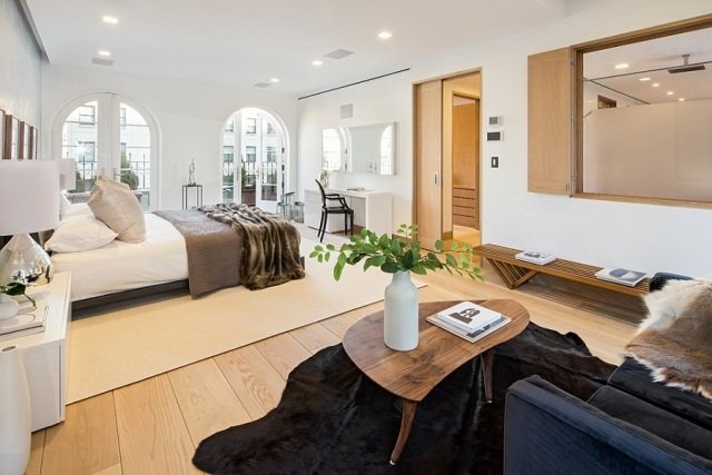 sovrum-design-trä-planka-golv-franska-fönster