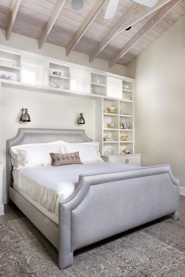 sovrum-sluttande tak-silver-stoppade säng-vägg hyllor