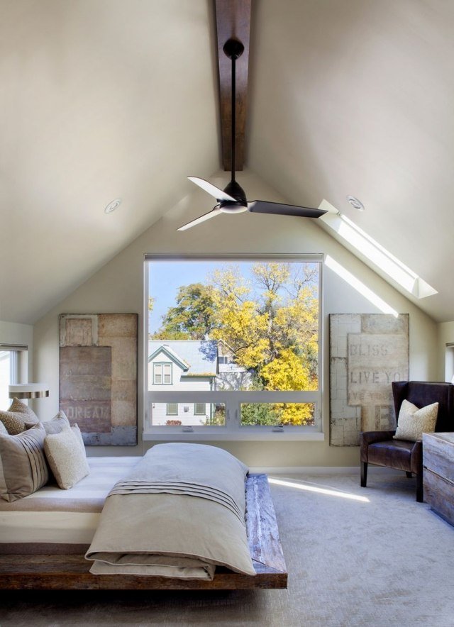 sovrum-loft-trä-säng-ram-fläkt-fönster