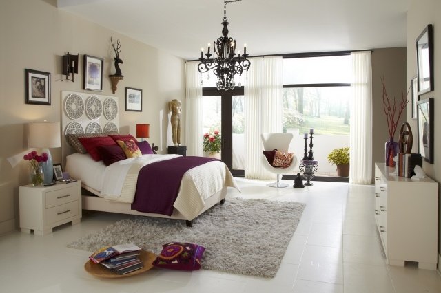 eklektisk-sovrum-golv-kakel-vit-vägg-dekoration-säng-sänggavel