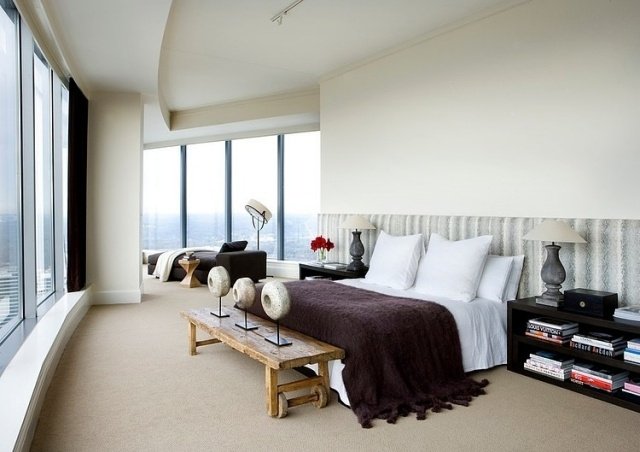lägenhet-öppet-utrymme-design-säng-mattor-golv-till-tak-glas