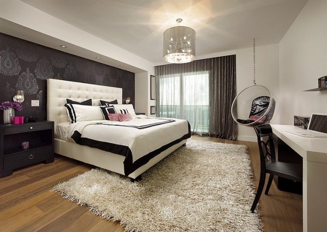 lyxig sovrum-vägg-design-lila-tapeter-barock-mönster-shaggy-matta