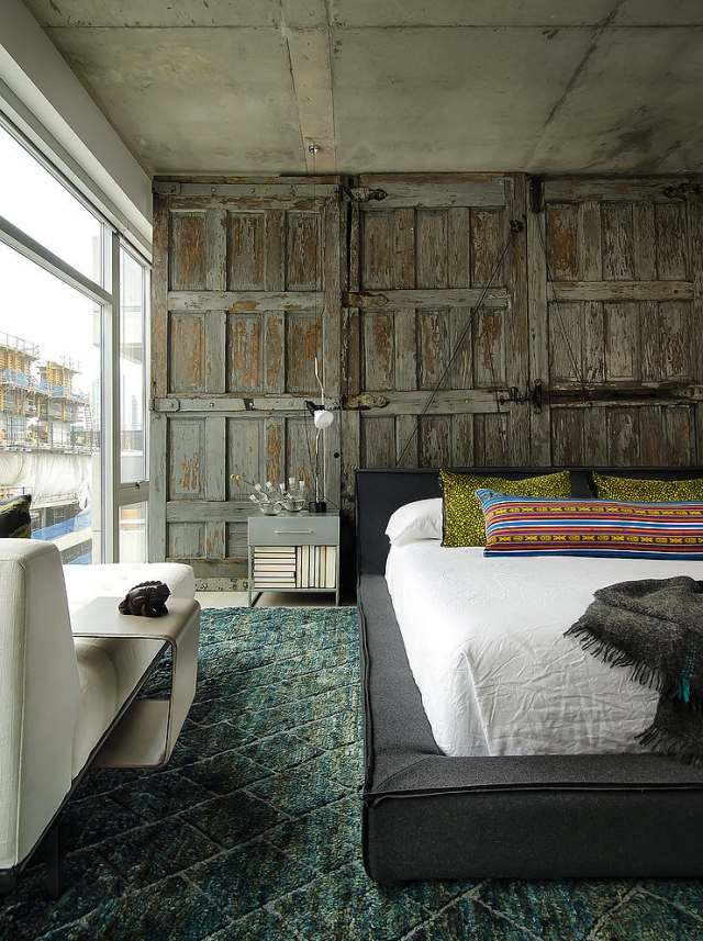 rustikt-sovrum-gammalt-trä-dörrar-tak-exponerad betong