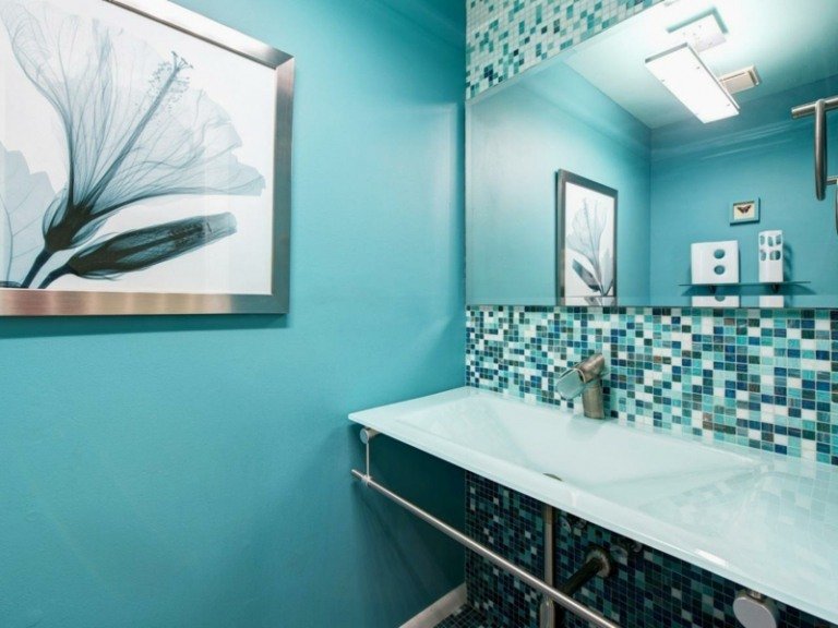 levande idéer för badrum blå inredning mosaik metall accenter