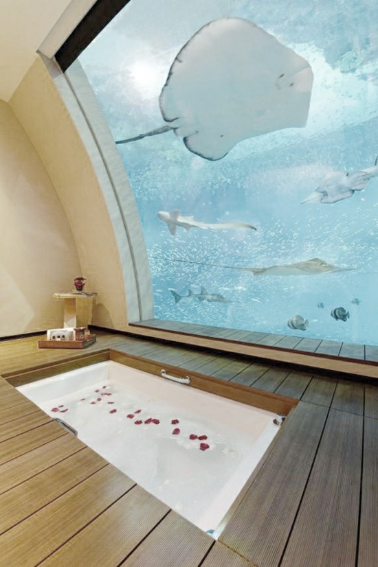 Dröm badrum inbyggt akvarium modernt