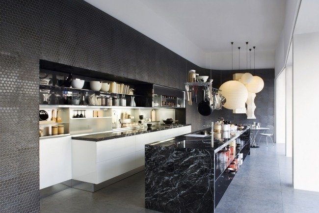 levande idéer kök svart köksvägg marmor ö bänkskiva
