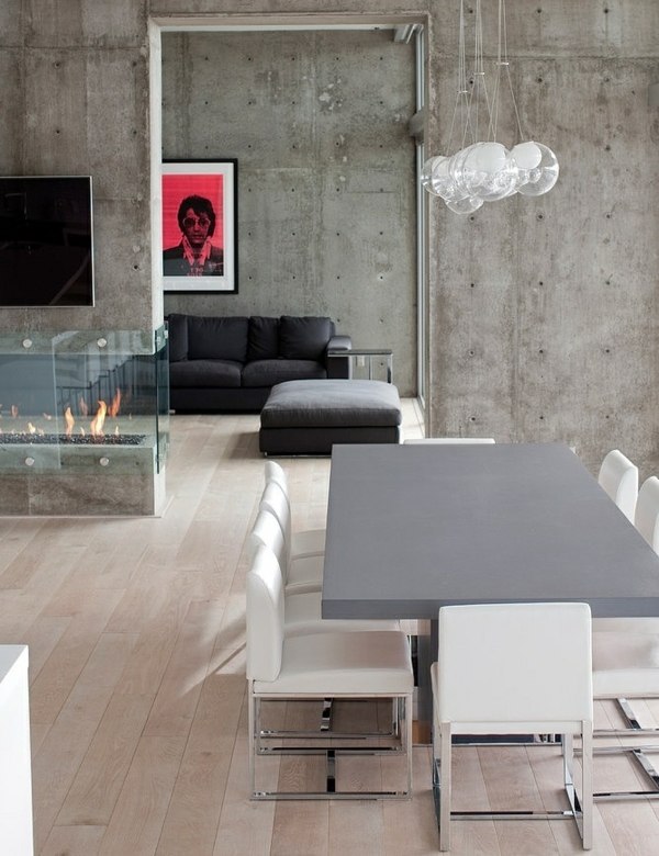 Vardagsrum gips vägg metallbord vita stolar
