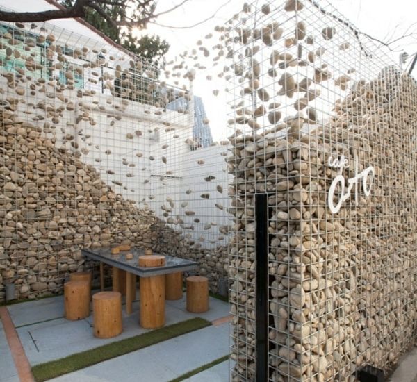 Trädgård sekretess skärm matplats minimalistisk terrass betonggolv