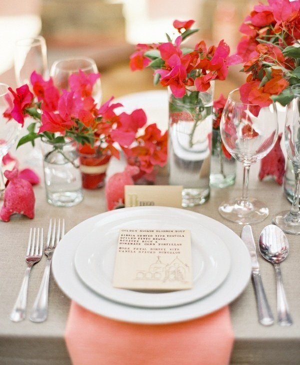 Färska blommor bord rosa servett dekoration idé