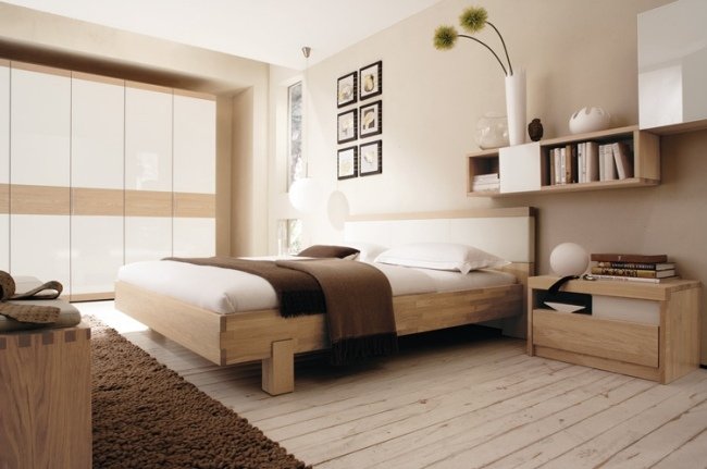 levande idéer sovrum design klassisk beige trägolv vägghylla