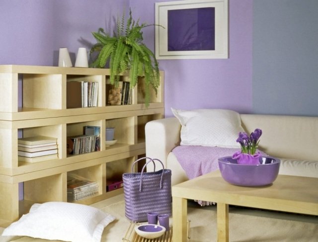 vardagsrum målning idéer vägg-färg-lila-lavendel-möbler-ljust trä
