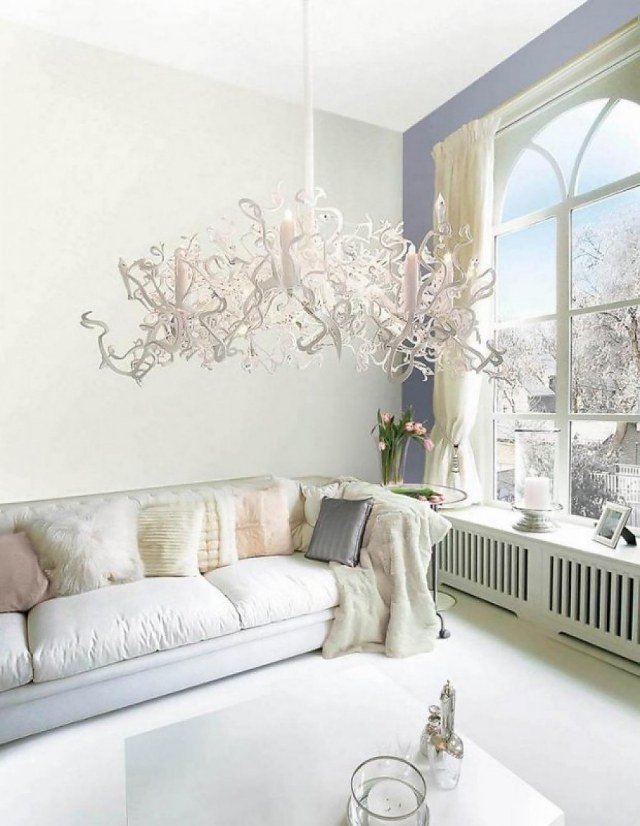 vardagsrum-skandinavisk stil-designer-ljuskrona-accent-lila-vägg