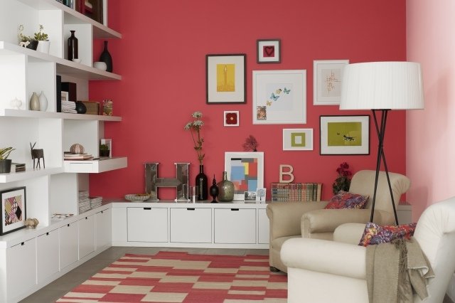 vardagsrum-färg-accent vägg-röd-vit-möbler