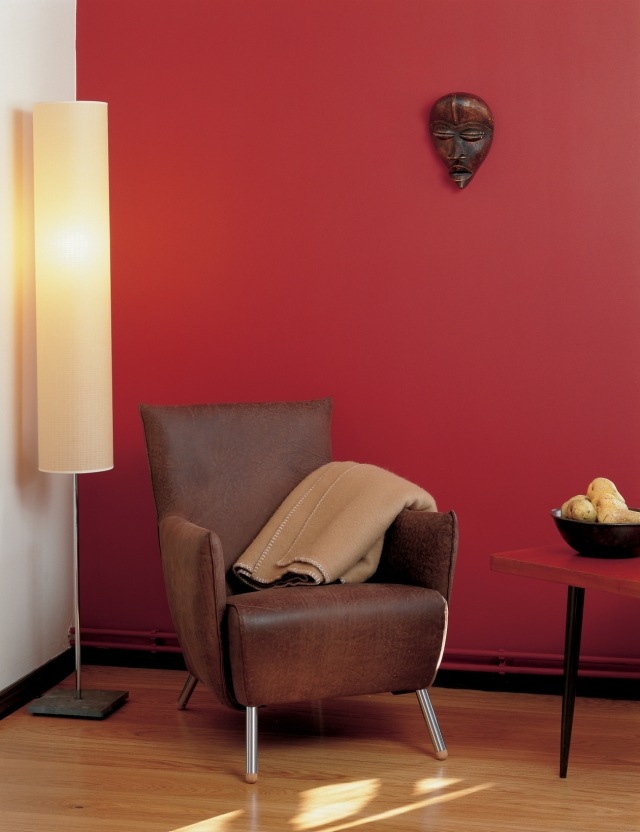 vardagsrum-målning-idéer-accent-vägg-rött-läder-fåtölj-trägolv
