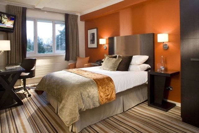 sovrum-vägg-färg-orange-randig-matta