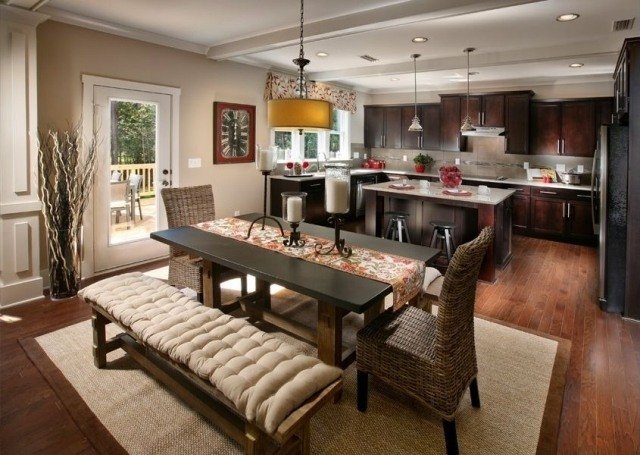kök-matplats-vägg-färg-beige-mörkt-trä-möbler-lantlig stil