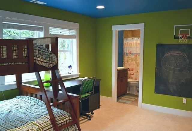 barnrum-målning-väggar-grön-filt-blå-våningssängar