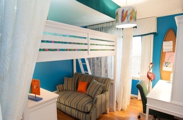 barnrum-liten-loft-säng-vit-vägg-färg-himmelblå