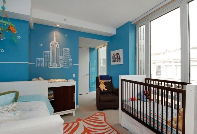 barnrum-barnrum-vägg-färg-himmel-blå-vit-stencil-stad-silhuett