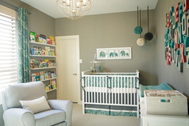 barnrum-barnrum-ljusgrå-vägg-färg-vit-möbler-vägg-dekoration-hyllor-bilder