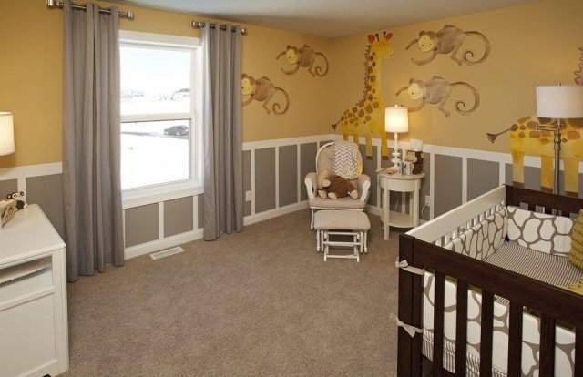 barnkammare-baby-rum-gul-grå-djur-vägg-dekoration
