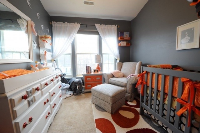 barnrum-barnrum-mörkgrå-vägg-färg-orange-accenter